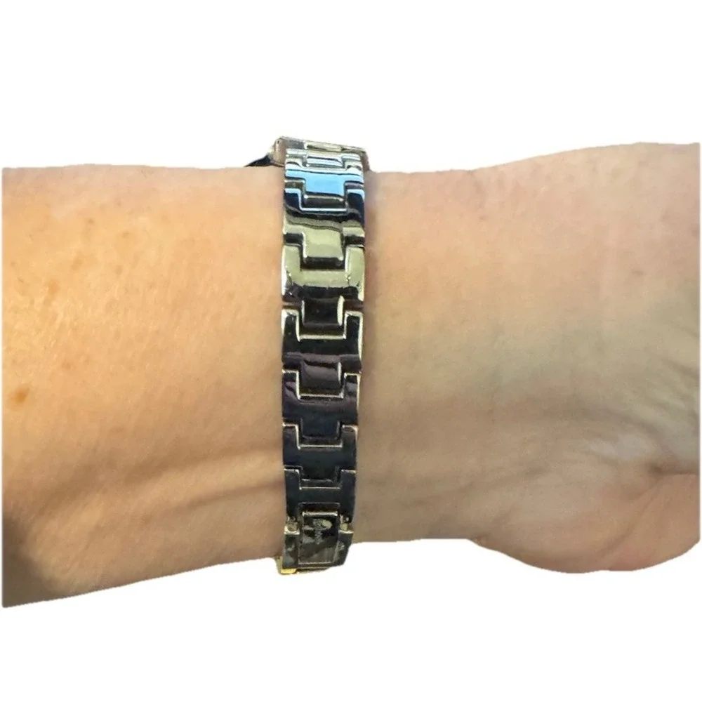 Liz‎ Claiborne LC1135 Silver tone Watch Crystal Dial Japan Movement
